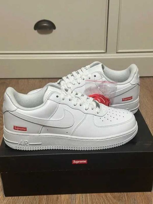 białe, codzienne trampki