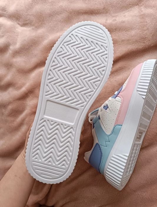 Nowe białe sneakersy z kolorowymi elementami, rozmiar 34.
