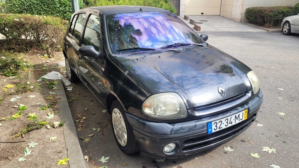 Vende-se Renault Clio II de dezembro de 1998.