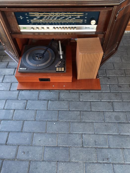 Radio z gramofonem w szafce.