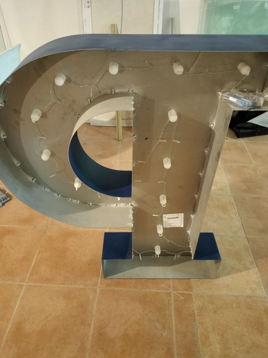 Letra P alumínio com luz