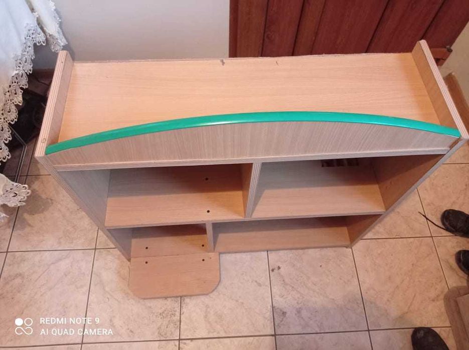 Drewniany domek dla lalek.