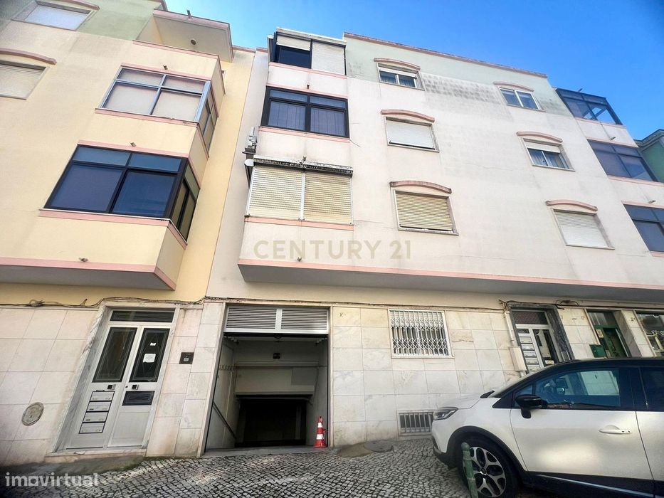 Garagem com wc e bancada cozinha Venteira - Rua Bernardim Ribeiro