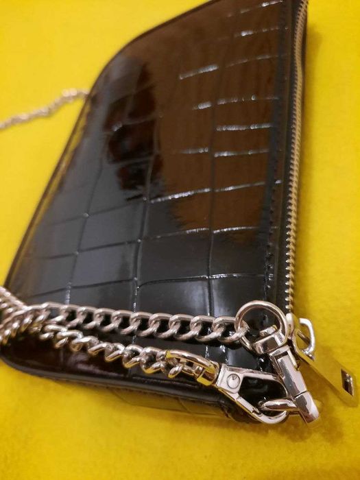 Nowa czarna torebka Bershka na łańcuszku – elegancka