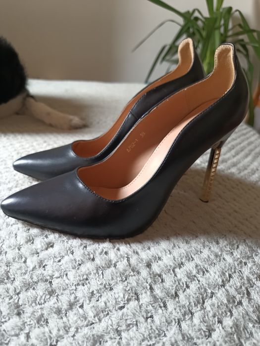 Sprzedam piękne, markowe czarne szpilki r.38