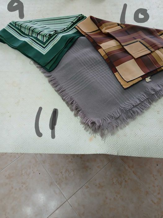 Lenços de senhora de vários tamanhos e modelos.