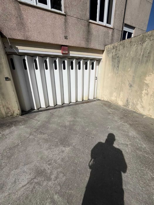 Arrendo garagem coberta próximo a Salvador caetano - gaia