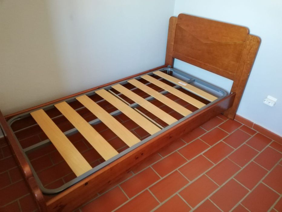 Cama com colchão e mesa de cabeceira
