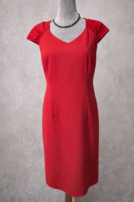 Klasyczna, ponadczasowa sukienka w pięknym odcieniu czerwieni.