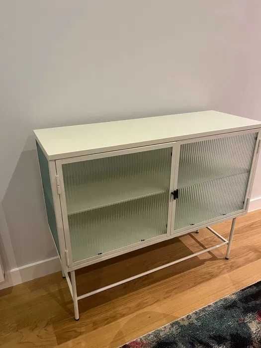 Vitrina / Aparador em metal branco e vidro esverdeado