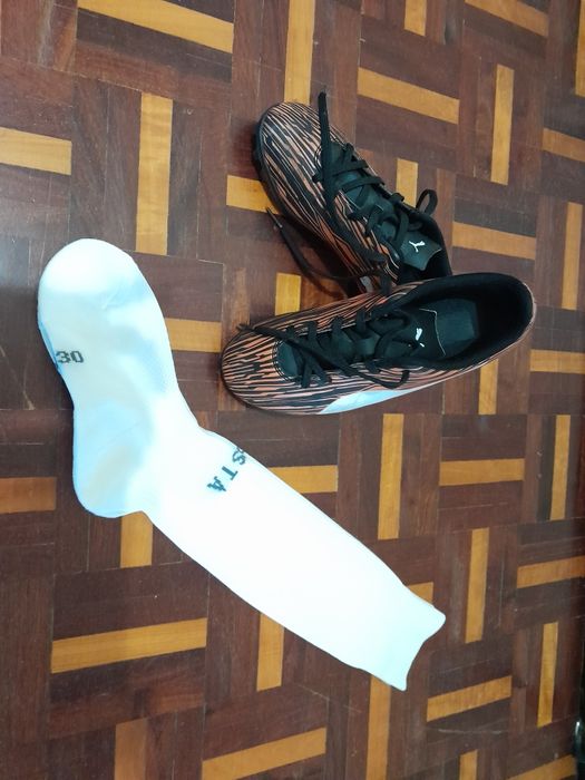 Chuteiras de futebol marca PUMA, número 36