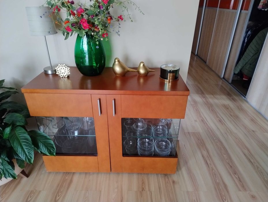 Sprzedam meble w kolorze brązowym.