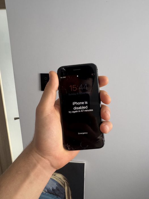 Iphone 8 / lock / є 3 - розбиті