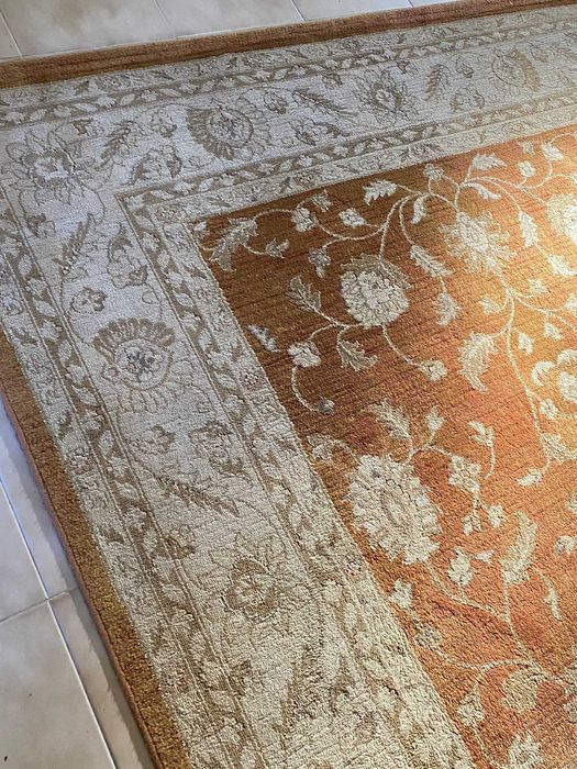 Grande Tapete tons beje e alpercçe, bom estado.