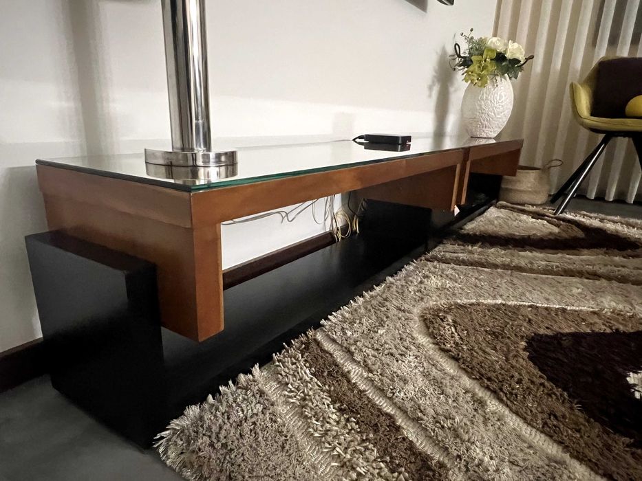 Mesa de televisão e mesa de centro em madeira cerejeira e mogno