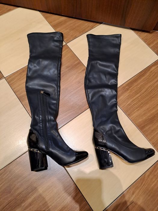 Czarne kozaki ze złotym łańcuszkiem