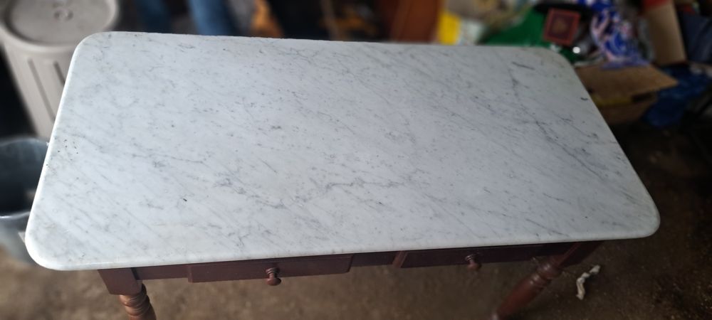 Mesa com pedra mármore e duas gavetas