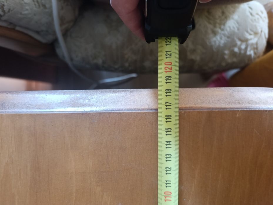 Stół z 4 krzesłami.