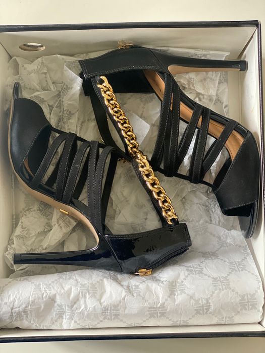 Czółenka Kazar z łańcuchem, skórzane