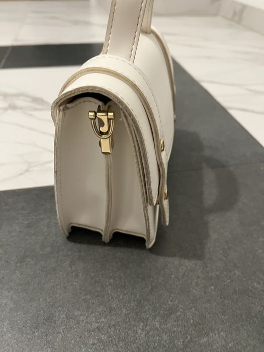 Маленька біла сумка