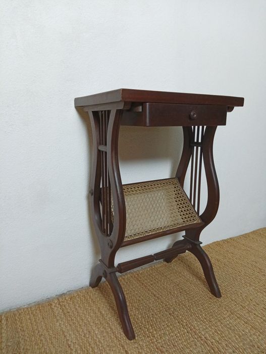 Mesa de apoio com gaveta