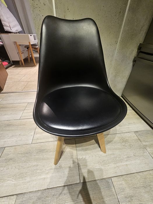 Fotel w kolorze czarnym do jadalni lub salonu