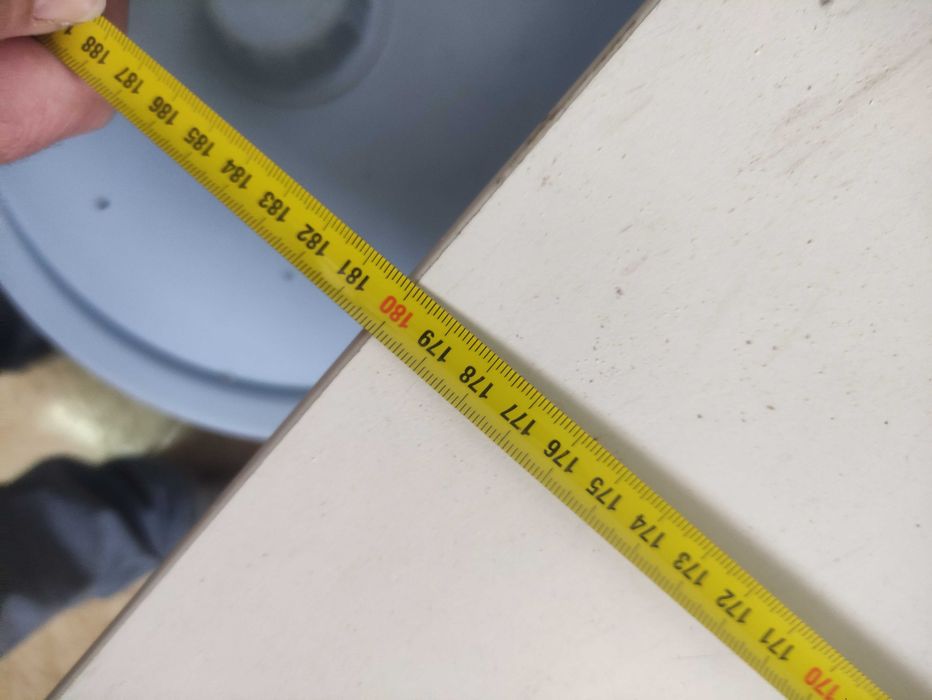 Mesa de escritório com quatro gavetas