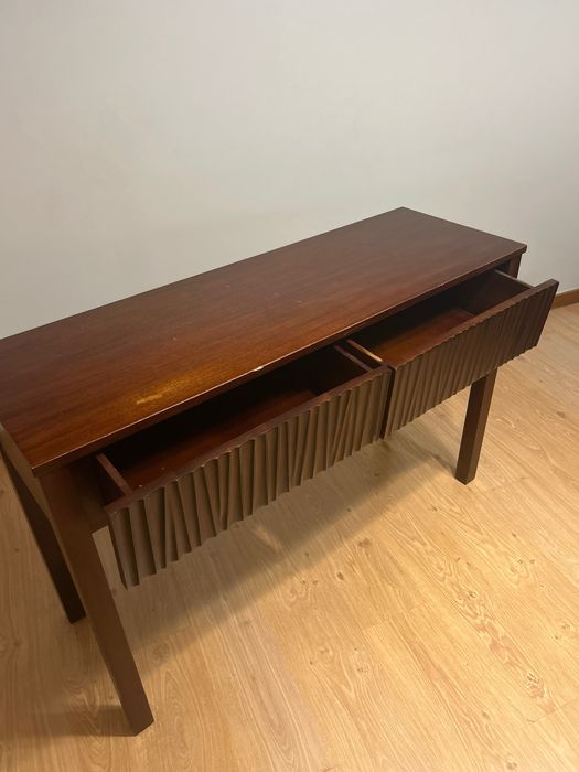 Consola / Aparador de Madeira com Gavetas Caneladas – Design Moderno