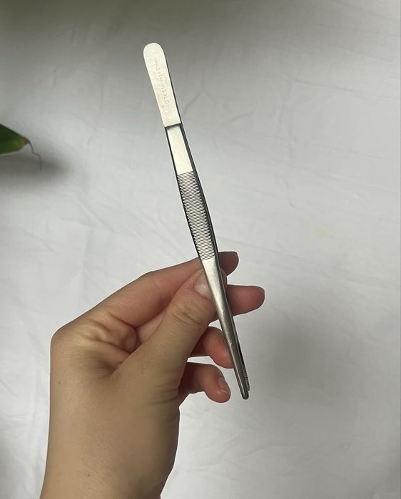 Fartuch anatomiczny + czepek + pęseta