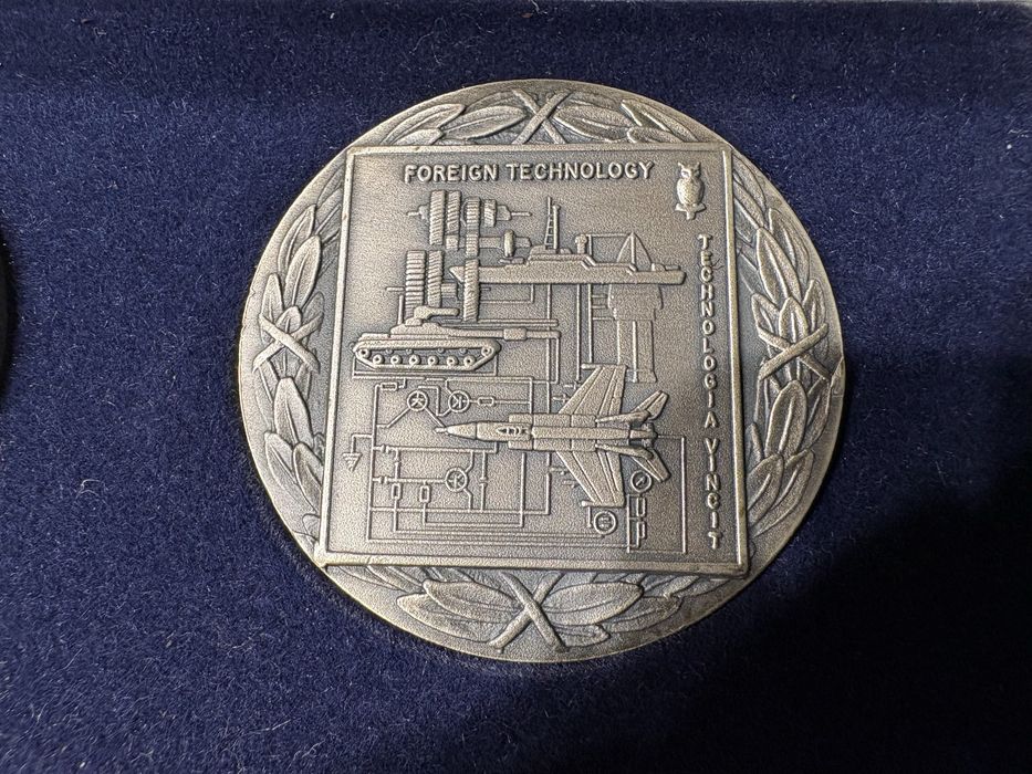 Estojo com 2 medalhas com motivos de aviação em bronze