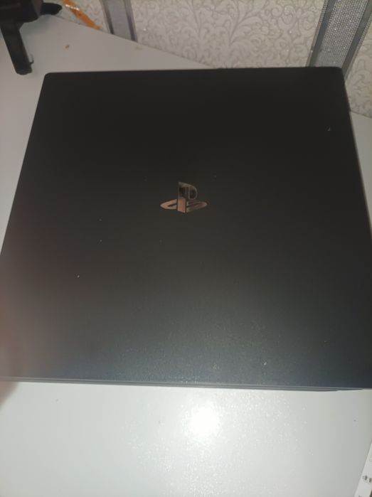 Ps4 pro как новая 1TB диски ГТА 5  юфс 3  и 2 джойст