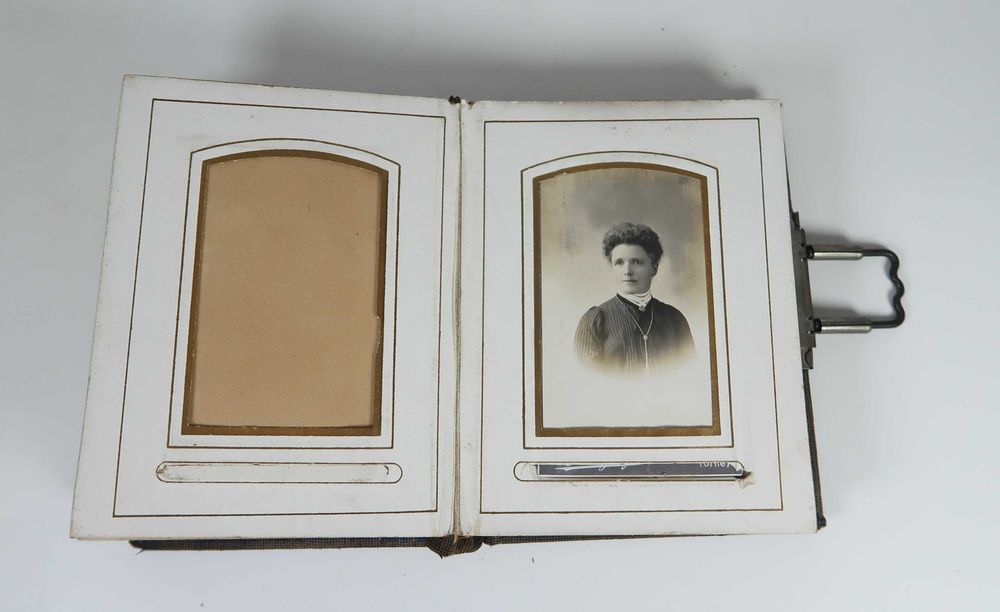 Álbum fotográfico com 16 fotografias Séc. XIX/XX