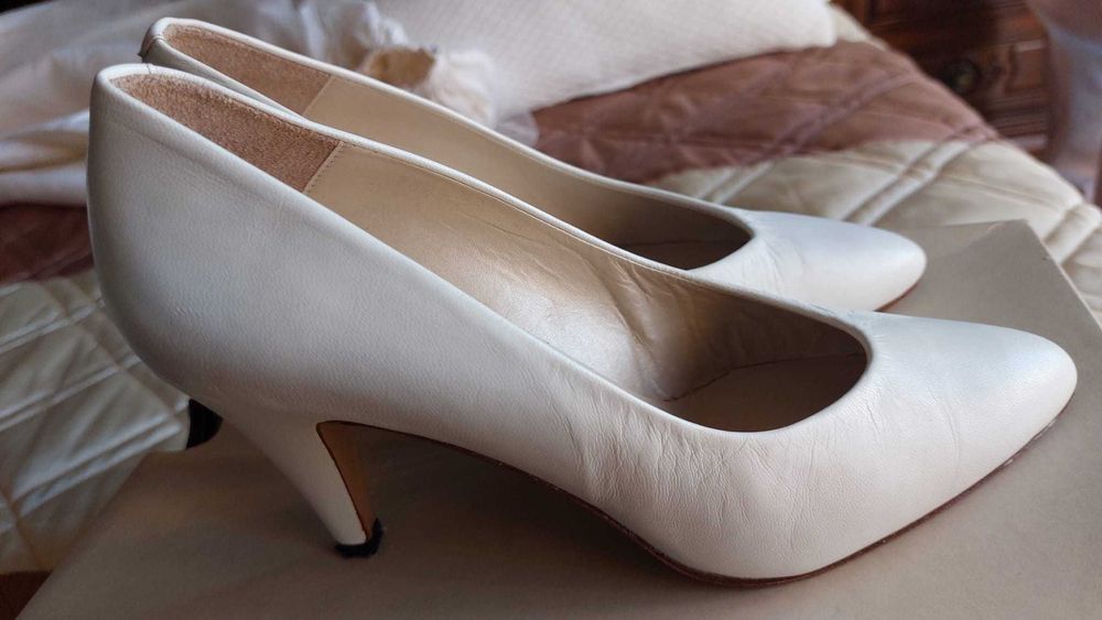 Vestido de noiva impecável, moderno com luvas e sapatos