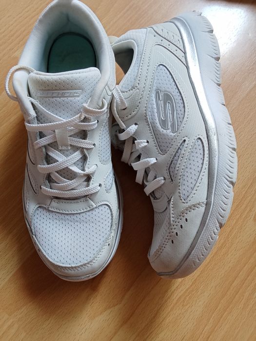 Кросівки Skechers  розмір 38,5