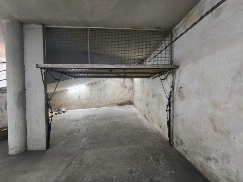 Garagem fechada grande armazém Fiães farmácia central