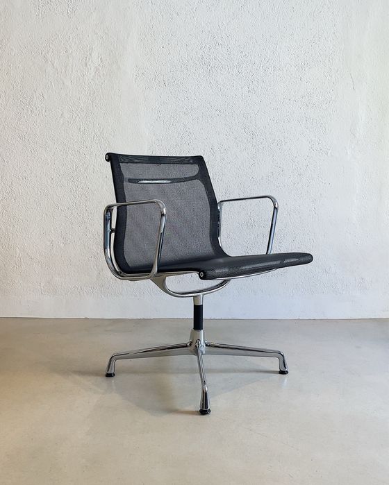 Cadeiras Eames EA 104 da Vitra