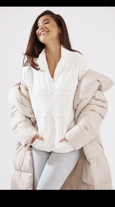 Довга бежева куртка