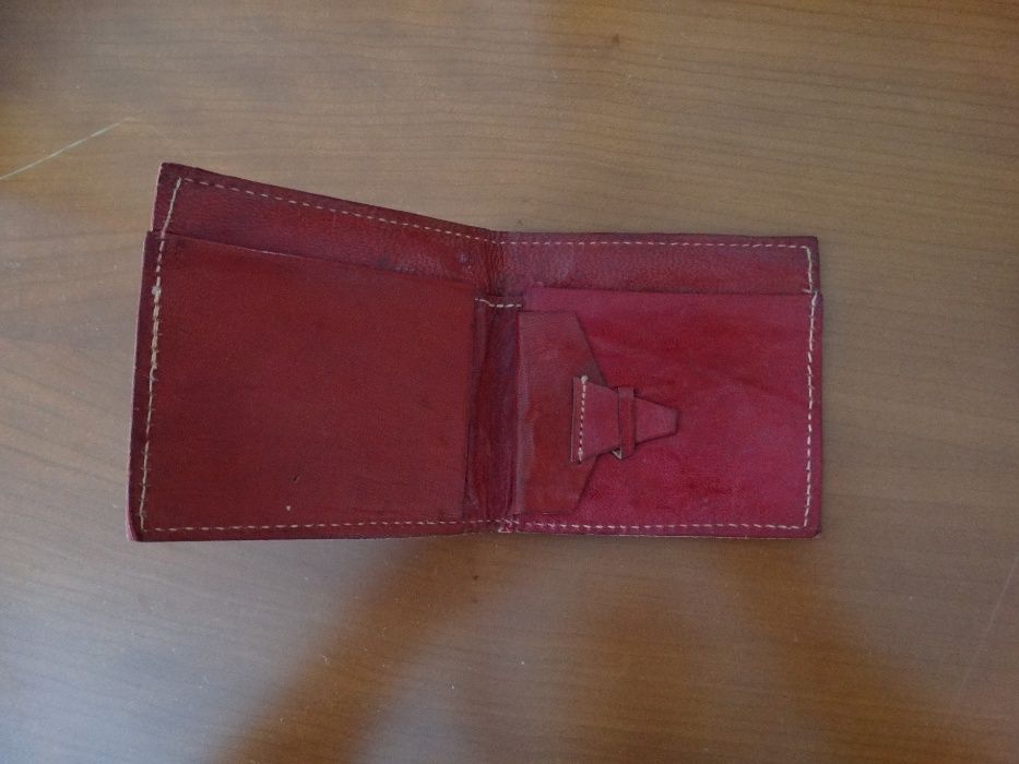 3 carteiras e um estojo de cabedal