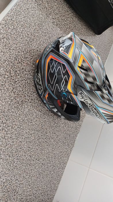 Capacete troylee designs D4 carbono