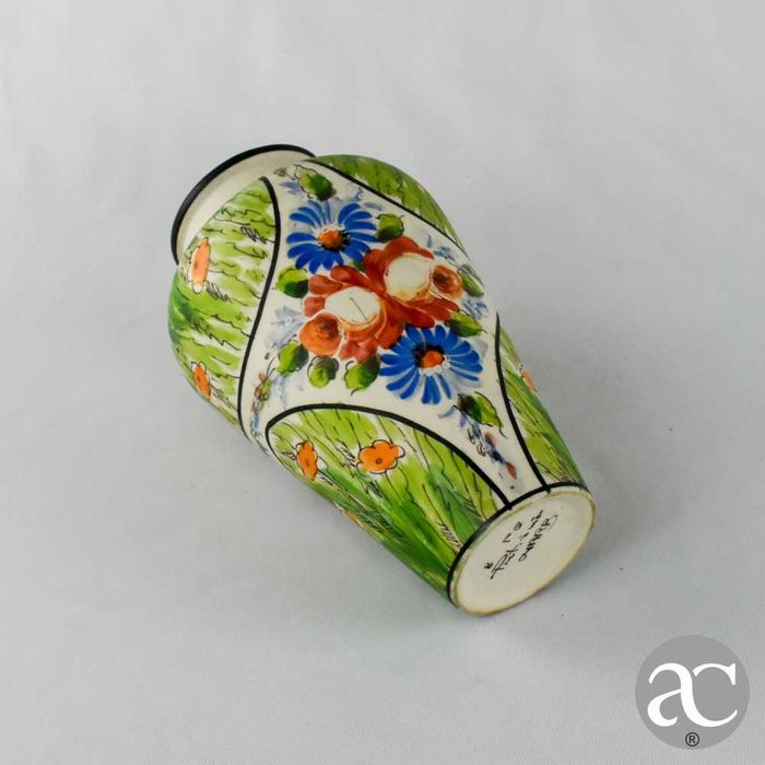 Jarra em porcelana pintada à mão, assinada