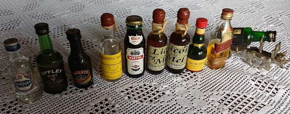 Diversas garrafas em miniatura (cheias)
