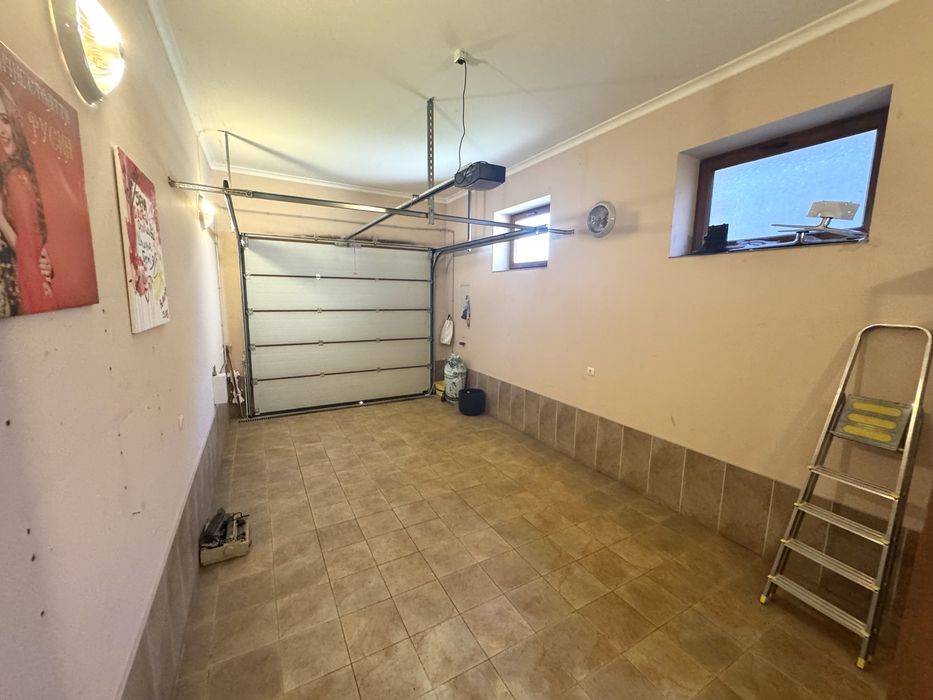 Сучасний будинок з закритим басейном