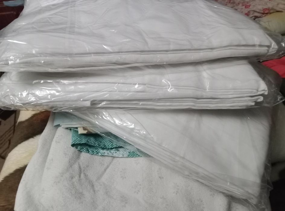 Продам одеяла и подушки,постельное белое