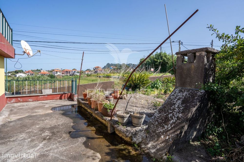 Moradia T3 com sótão, e terreno de 4.650 m² — Santana