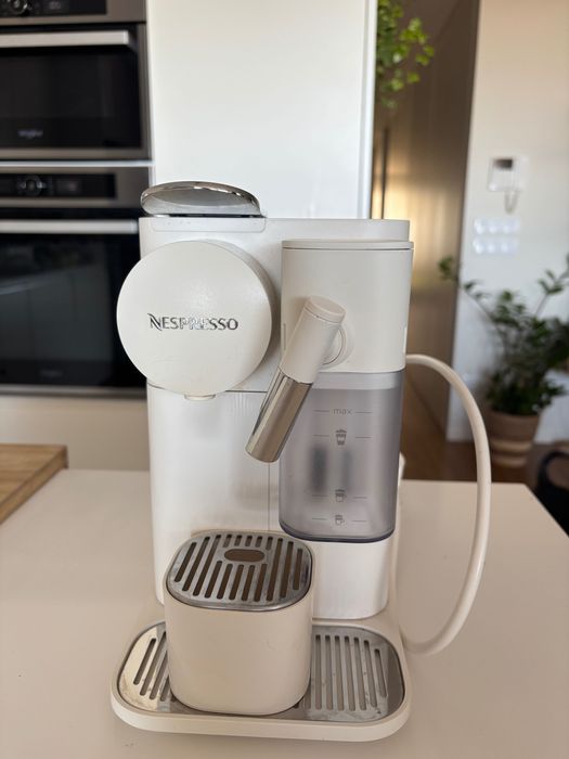 Máquina de café NESPRESSO Latissima