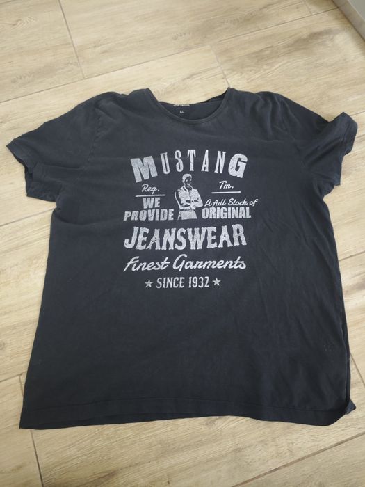 Męski czarny T-shirt marki Mustang z vintage'owym nadrukiem