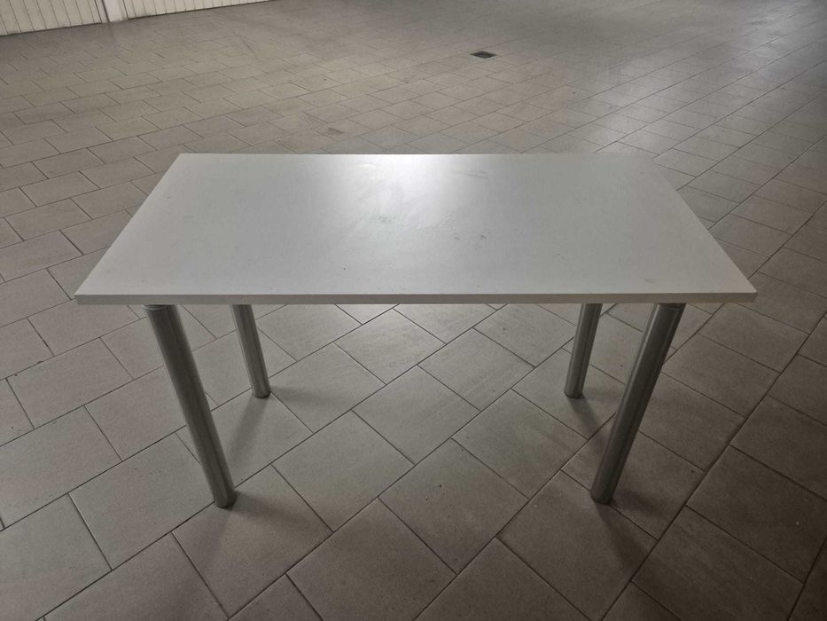 secretária/mesa com pernas reguláveis em altura