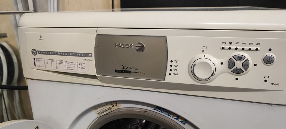 Duas máquinas de Lavar Roupa