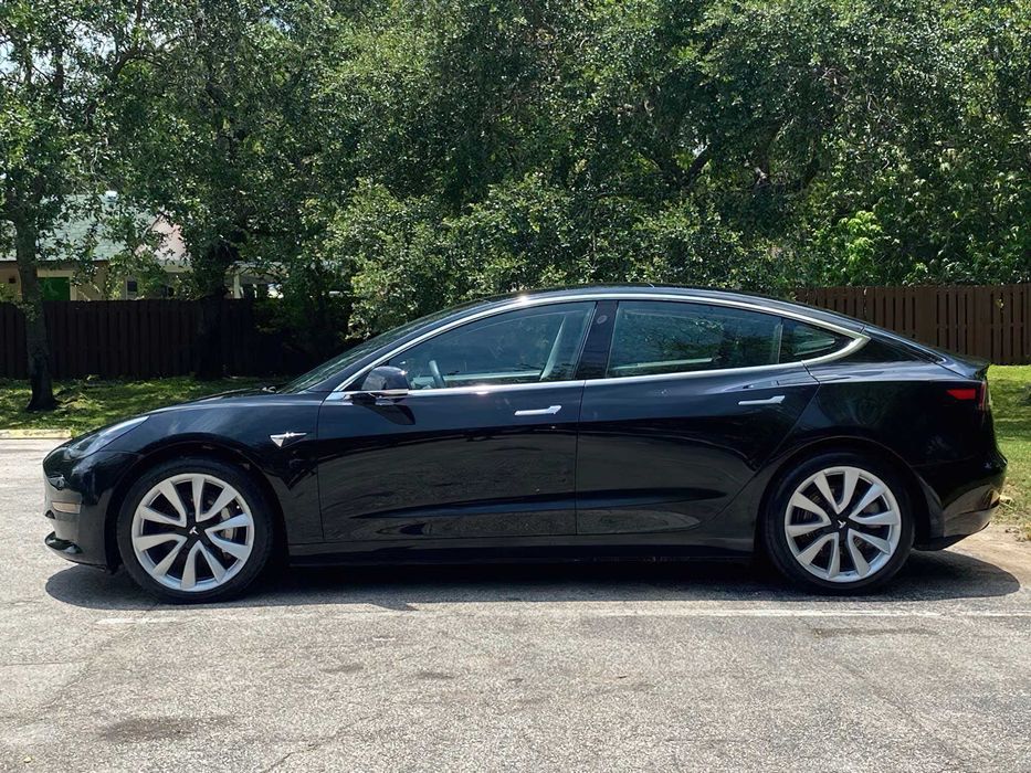 Tesla Model 3      2020