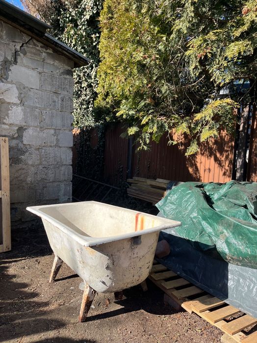 Stara żeliwna wolnostojąca wanna na nóżkach